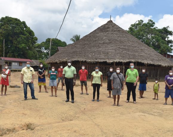 Medische Zending en Malaria Programma houden krutu in Pelele Tepoe
