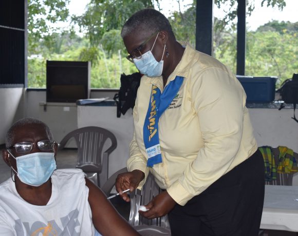 Medische Zending houdt eerste COVID-19 vaccinatie activiteit te Boven Suriname