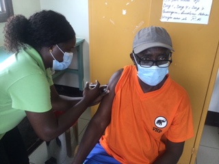 Eerste COVID-19 vaccinatie activiteit te Oost Suriname levert opkomst van 27 personen